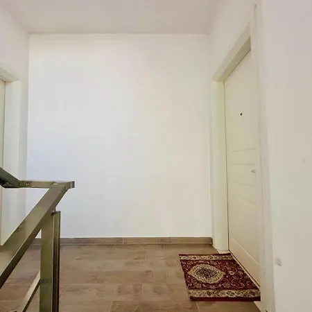شقة Ervis Velipojë